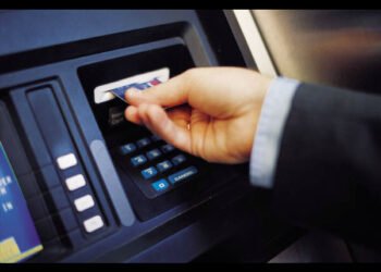 ஏடிஎம் இயந்திரத்தை தாக்கிய இளைஞன்!