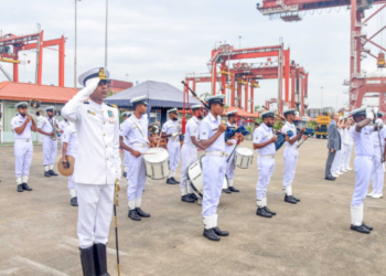 இலங்கை வந்­துள்ள பிரான்ஸ் போர்க்­கப்பல்
