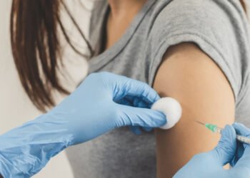 இடைநிறுத்தப்படக்கூடிய அபாயத்தில்  கனடாவில் பல்லாயிரக் கணக்கான மாணவர்கள்!