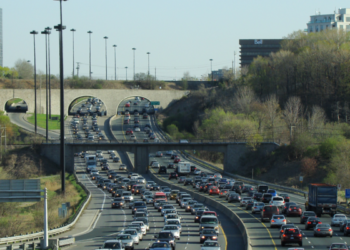 டொரொன்டோவில் எதனால் போக்குவரத்து நெரிசல்!
