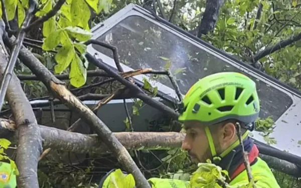 ஆரம்பித்து ஒரே வாரத்தில் அறுந்து விழுந்த கேபிள் கார் ; 4 பேர் பலி