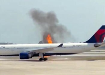 அமெரிக்காவில் விமானத்தில் திடீர் தீ விபத்து