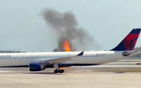 அமெரிக்காவில் விமானத்தில் திடீர் தீ விபத்து