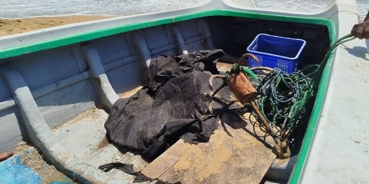 சட்டவிரோத பொருட்களுடன் மீன்பிடியில் ஈடுபட்டவர்கள் கைது!