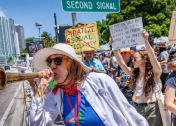 ட்ரம்பின் கொள்ளைகளுக்கு எதிராக அமெரிக்காவில் போராட்டம்