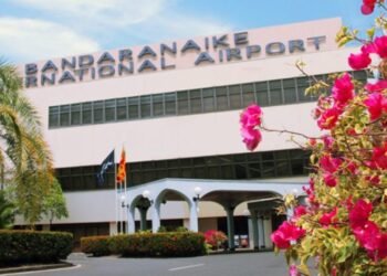 விமான நிலையத்தில் வெளிநாட்டு நாணயங்களுடன் சிக்கிய நபர்!