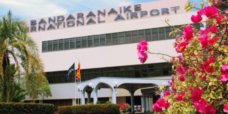 விமான நிலையத்தில் வெளிநாட்டு நாணயங்களுடன் சிக்கிய நபர்!