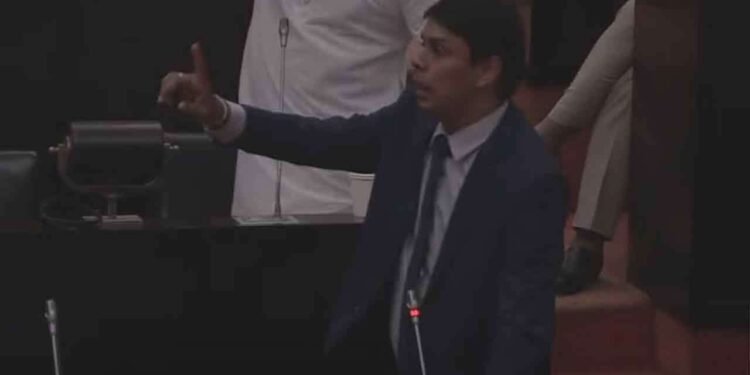 சபையில் இருந்து வௌியேற்றப்பட்டார் அர்ச்சுனா எம்.பி!