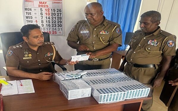 மருந்துச் சீட்டு இல்லாமல் பெருமளவிலான மருந்துகளை வேனில் கொண்டு சென்ற பெண் கைது