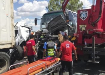 சுங்கச்சாவடியில் நின்ற வாகனங்கள் மீது மோதிய பஸ்!