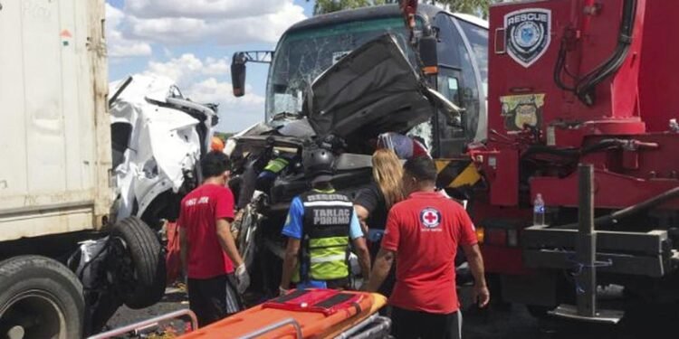 சுங்கச்சாவடியில் நின்ற வாகனங்கள் மீது மோதிய பஸ்!