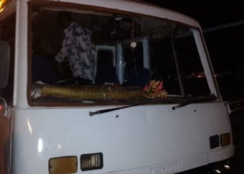 யாழில் தென்னிலங்கை சுற்றுலா பயணிகளின் பேருந்து மீது தாக்குதல்