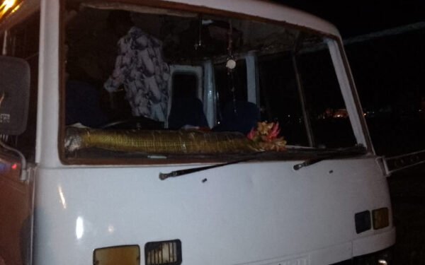 யாழில் தென்னிலங்கை சுற்றுலா பயணிகளின் பேருந்து மீது தாக்குதல்