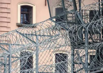 சிறைச்சாலையில் துளை போட்டு தப்பி ஓடிய 10 கைதிகள் ; அமெரிக்காவில் சம்பவம்