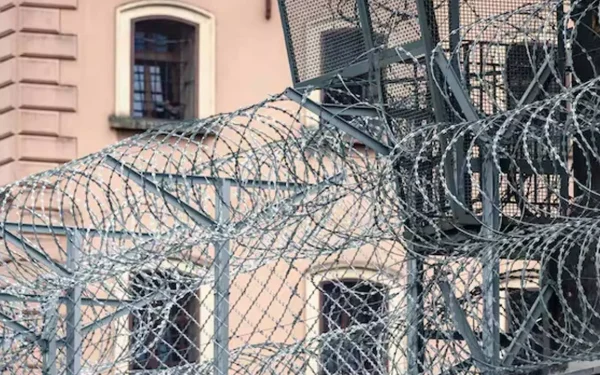 சிறைச்சாலையில் துளை போட்டு தப்பி ஓடிய 10 கைதிகள் ; அமெரிக்காவில் சம்பவம்