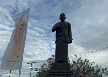 மட்டக்களப்பு கல்லடி பாலத்திற்கு அருகில் சுவாமி விபுலானந்த அடிகளாரின் கற்சிலை திறந்து வைப்பு!