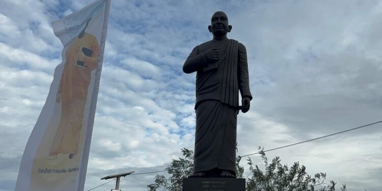 மட்டக்களப்பு கல்லடி பாலத்திற்கு அருகில் சுவாமி விபுலானந்த அடிகளாரின் கற்சிலை திறந்து வைப்பு!