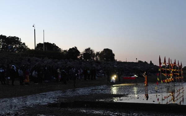 பிரிட்டனில் முள்ளிவாய்க்கால் நினைவேந்தல்; கடலில் விடப்பட்ட மிதக்கும் விளக்குகள்