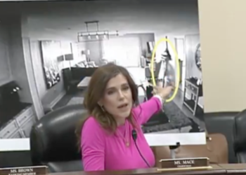 தனது அந்தரங்க படத்தை அவையில் காட்டிய டிரம்ப் கட்சி எம்பியால் அதிர்வலை!