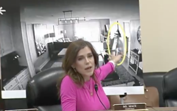 தனது அந்தரங்க படத்தை அவையில் காட்டிய டிரம்ப் கட்சி எம்பியால் அதிர்வலை!