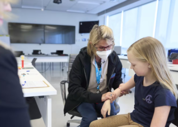 கனடாவில் கட்டாய குழந்தை தடுப்பூசிக்கு மக்கள்