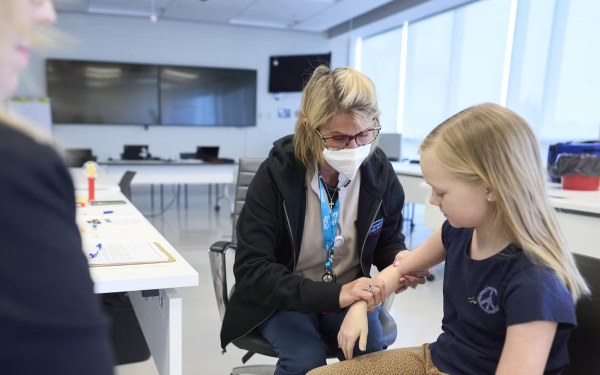 கனடாவில் கட்டாய குழந்தை தடுப்பூசிக்கு மக்கள்