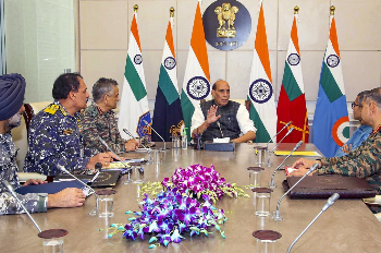 ஆபரேஷன் சிந்தூர்: நாட்டின் பாதுகாப்பு குறித்து முப்படைத் தளபதிகளுடன் ராஜ்நாத் சிங் ஆலோசனை