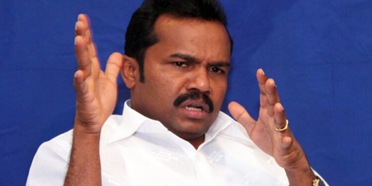 கருணாவின் முதல் மனைவியின் பெயரில் பல ஏக்கர் காணி அபகரிப்பு!