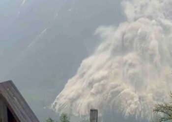 சுவிட்சர்லாந்தில் பனிச்சரிவில் புதைந்த கிராமம்!