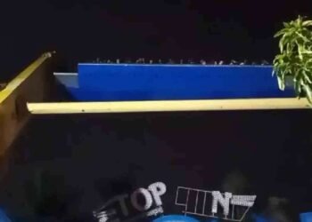 ராட்சத ராட்டினத்தில் அந்தரத்தில் தொங்கிய மக்கள்