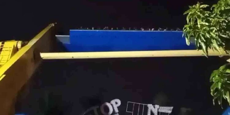 ராட்சத ராட்டினத்தில் அந்தரத்தில் தொங்கிய மக்கள்