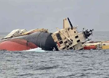 கடலில் மூழ்கிய சரக்கு கப்பல் : கரை ஒதுங்கிய கண்டெய்னர்