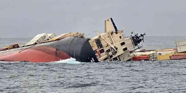 கடலில் மூழ்கிய சரக்கு கப்பல் : கரை ஒதுங்கிய கண்டெய்னர்