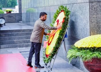 போர்வீரர்கள் நினைவிடத்தில் ஜனாதிபதி மலர் அஞ்சலி