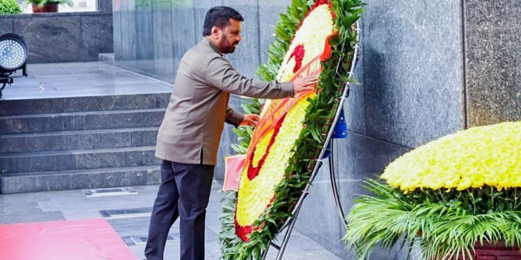 போர்வீரர்கள் நினைவிடத்தில் ஜனாதிபதி மலர் அஞ்சலி