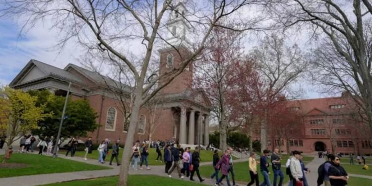 ஹார்வர்ட் பல்கலைக்கழகத்தில் வெளிநாட்டு மாணவர்களுக்கு தடை விதித்தார் டிரம்ப்