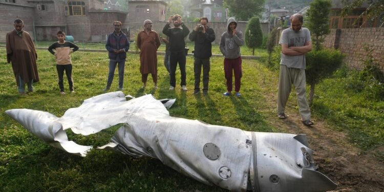 பாகிஸ்தான் மேற்கொண்ட பதில் தாக்குதலால் இந்தியர்கள் அறுவர் பலி