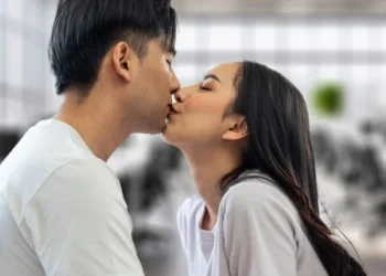 அலுவலகத்தில் பெண் ஊழியரை முத்தமிட்ட மேலாளர் பணிநீக்கம்