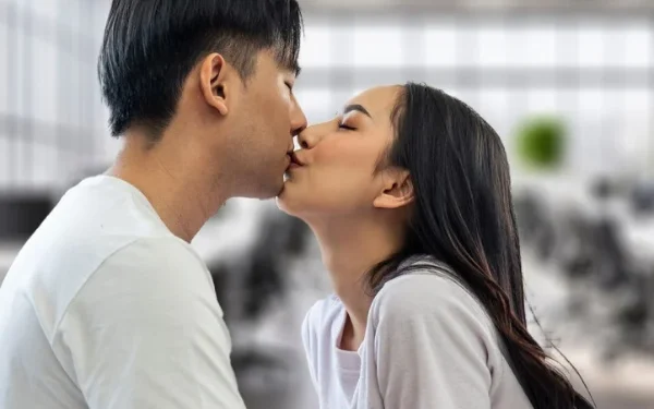 அலுவலகத்தில் பெண் ஊழியரை முத்தமிட்ட மேலாளர் பணிநீக்கம்