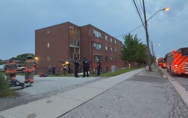 கனடாவில் குடியிருப்பில் நச்சு வாயு கசிவினால் வெளியேற்றப்பட்ட மக்கள்