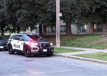 கனடாவில் மாடியிலிருந்து விழுந்த சிறுமி படுகாயம்