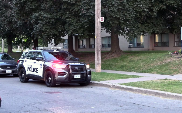 கனடாவில் மாடியிலிருந்து விழுந்த சிறுமி படுகாயம்