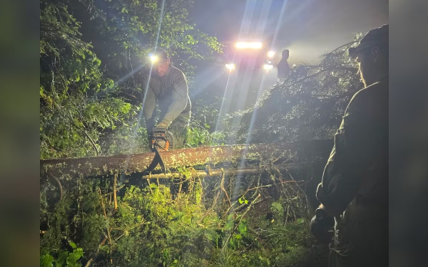 கனடாவின் ஆல்கொன்கின் தேசிய பூங்காவின் சிக்கியிருந்த தாய் மகன் மீட்பு