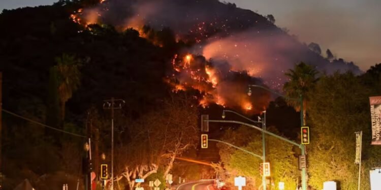 பற்றி எரியும் அமெரிக்காவின் லோஸ் ஏஞ்சல்ஸ் நகரம்!