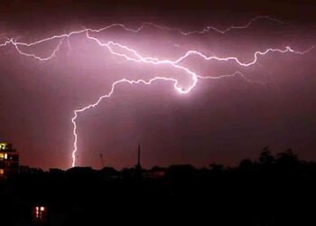 ஒரே இரவில் 30 ஆயிரம் முறை தாக்கிய மின்னல்