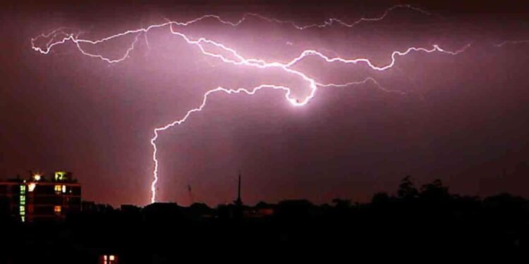 ஒரே இரவில் 30 ஆயிரம் முறை தாக்கிய மின்னல்