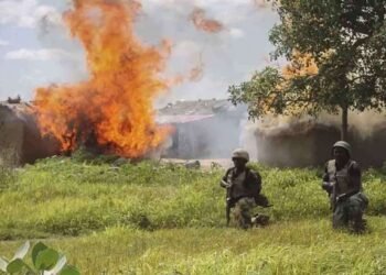 கிராமத்தில் நடந்த துப்பாக்கிச்சூட்டில் 100 பேர் பலி