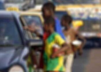 வீதிகளில் யாசகம் பெறும் சிறுவர்களை பொறுப்பேற்ற பொலிஸார்