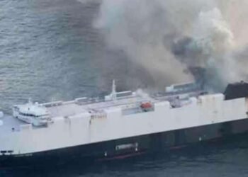 3,000 வாகனங்களுடன் தீப்பிடித்து எரிந்த கப்பல்