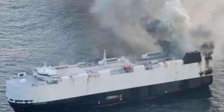 3,000 வாகனங்களுடன் தீப்பிடித்து எரிந்த கப்பல்